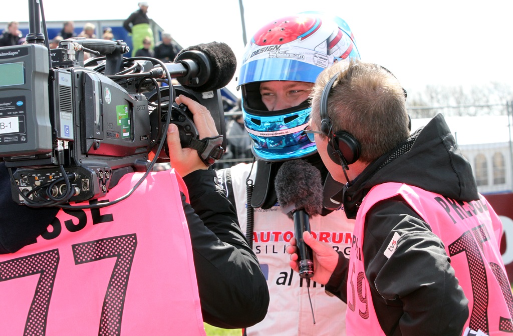 Stor interesse for den tidligere Legend Cup mesterskabsvinder.
(Foto: Motorsporten.dk)